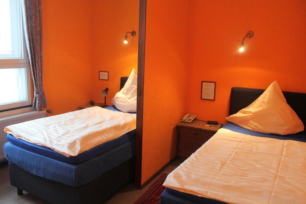 דיסלדורף Hotel Adler מראה חיצוני תמונה