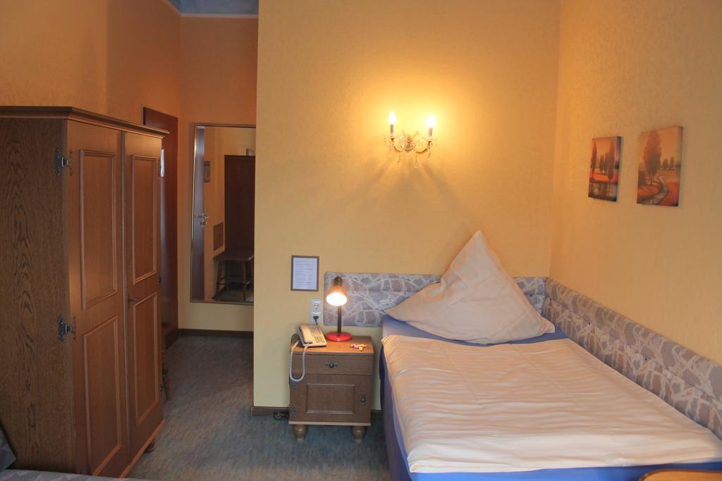 דיסלדורף Hotel Adler מראה חיצוני תמונה
