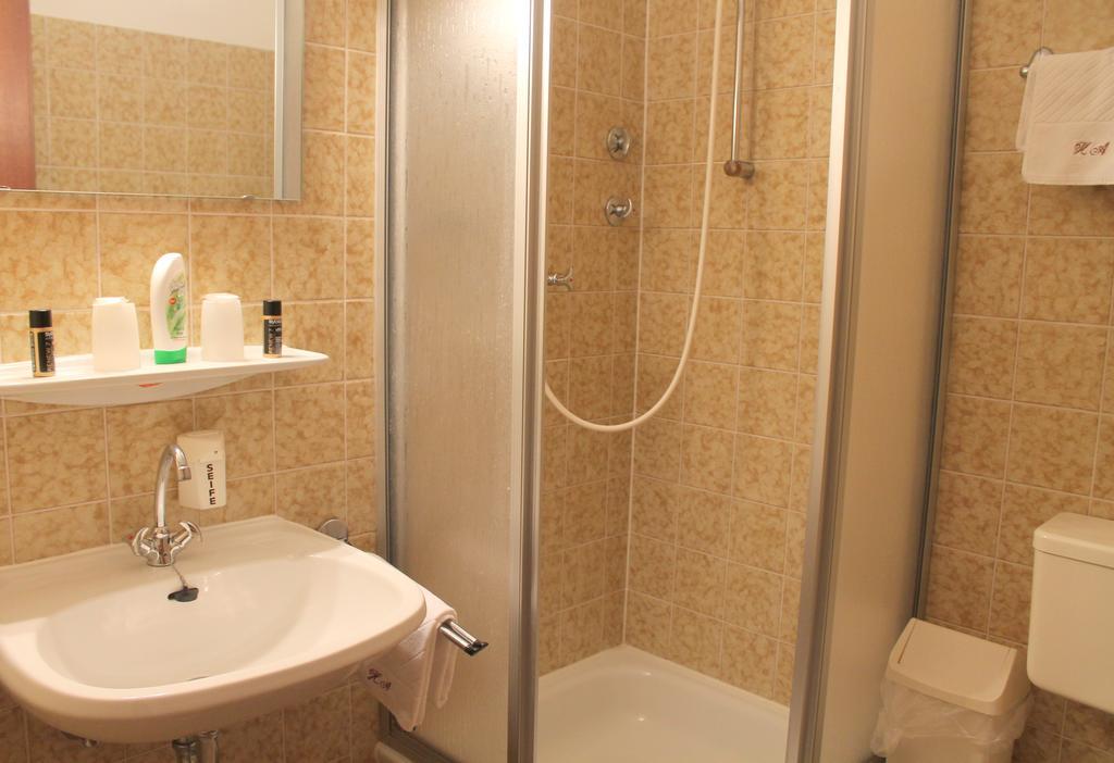דיסלדורף Hotel Adler מראה חיצוני תמונה