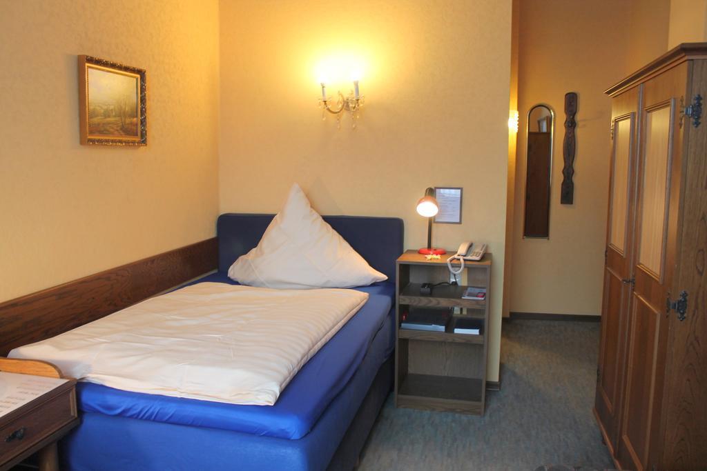 דיסלדורף Hotel Adler מראה חיצוני תמונה