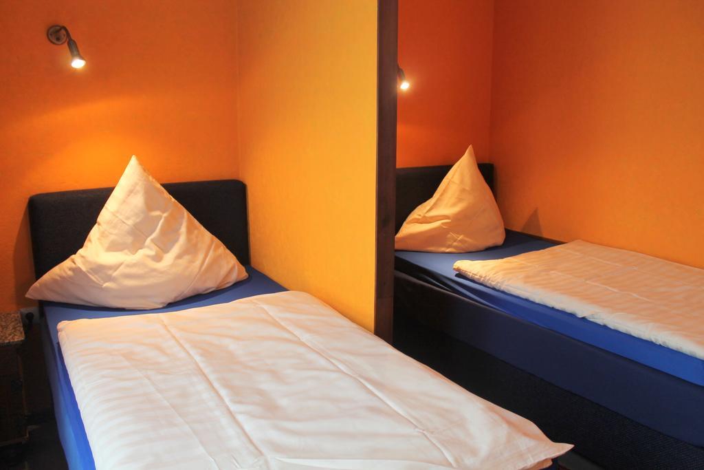 דיסלדורף Hotel Adler מראה חיצוני תמונה