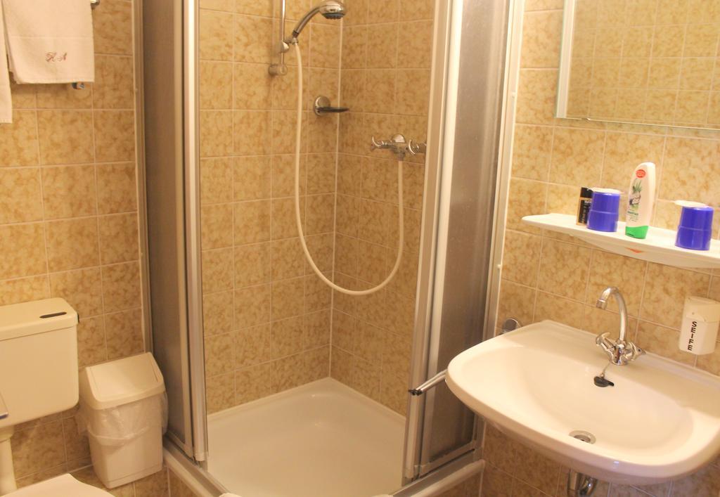 דיסלדורף Hotel Adler מראה חיצוני תמונה